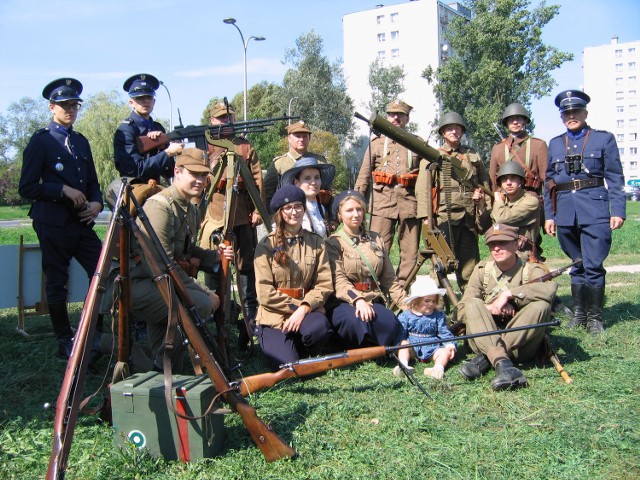 Rekonstruktorzy policyjni z Radomia tym razem wcielili się w rolę partyzantów podczas inscenizacji w Gminie Mniów.
