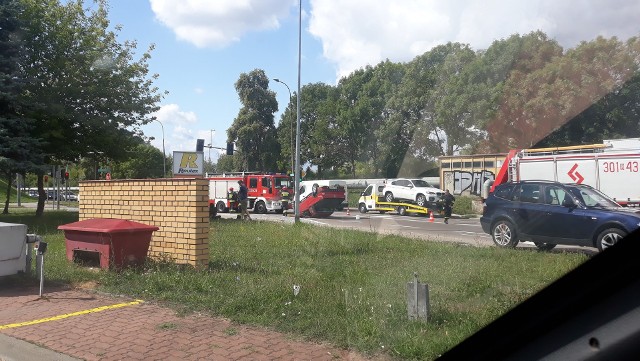 Po godzinie 13 doszło do wypadku na ulicy Poleskiej. Jeden z pojazdów wylądował na dachu.