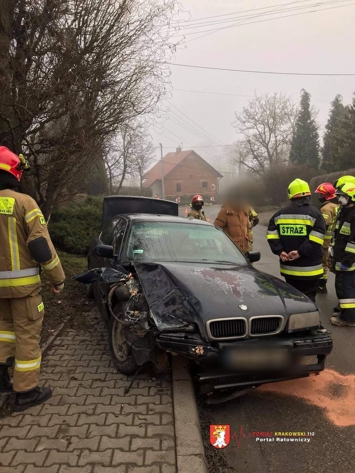 Wypadek w gminie Wielka Wieś. Kierowca nie zapanował nad pojazdem, samochód osobowy wpadł w drzewo