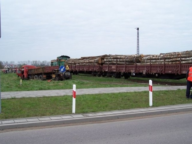 Kamaz zderzyl sie z pociągiem