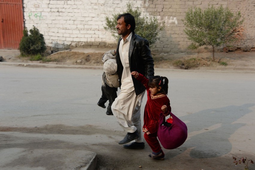 Afganistan: Zamach w Dżalalabadzie. Terroryści zaatakowali siedzibę organizacji humanitarnej Save the Children, zginęły dwie osoby [ZDJĘCIA]
