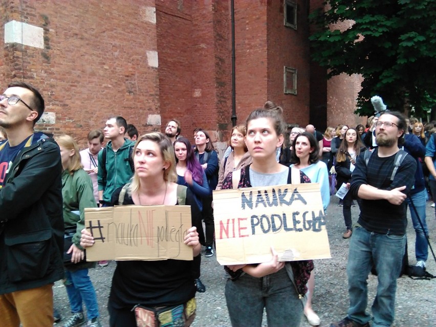 Kraków. Protest studentów pod hasłem „Nauka Niepodległa". Nie zgadzają się na reformę uniwersytetów ministra Gowina [ZDJĘCIA]