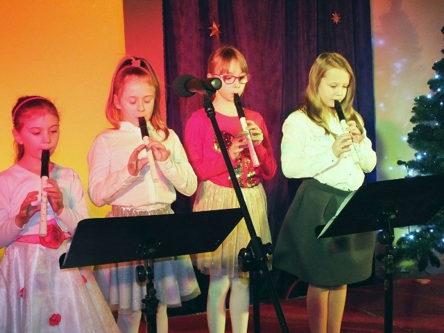 W konkursie wystąpił Dziecięcy Zespół Wokalny „kropeczki” grający też na fletach