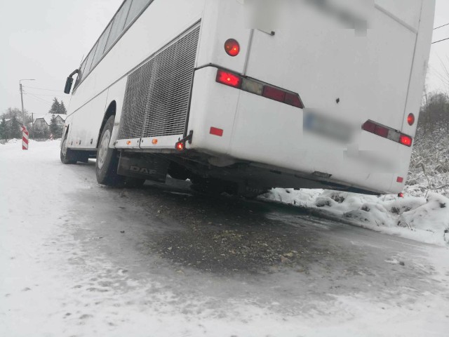 Atak zimy w powiecie buskim we wtorek 28 listopada. Autokar zakopany w śniegu na wysokości zbiornika w Radzanowie, w gminie Busko-Zdrój.