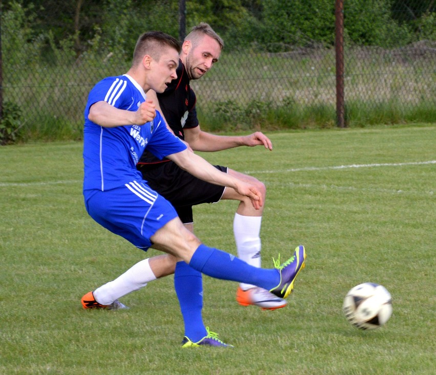 Marcin Szymonik (Jawiszowice, w niebieskiej koszulce) w...