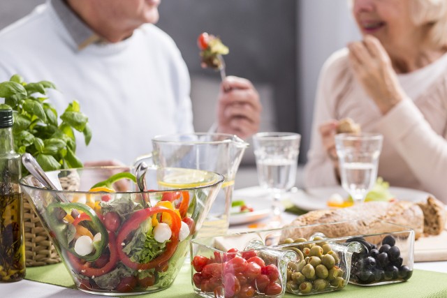 Jadanie kolacji codziennie o określonej porze może pomóc ci zmniejszyć ryzyko wystąpienia udaru mózgu i wydłużyć twoje życie.