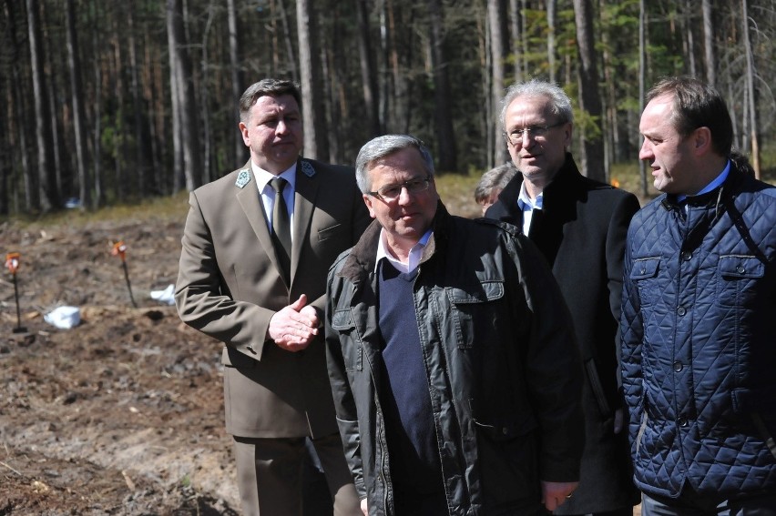 Bronisław Komorowski sadził drzewa w leśnictwie Borzechowo