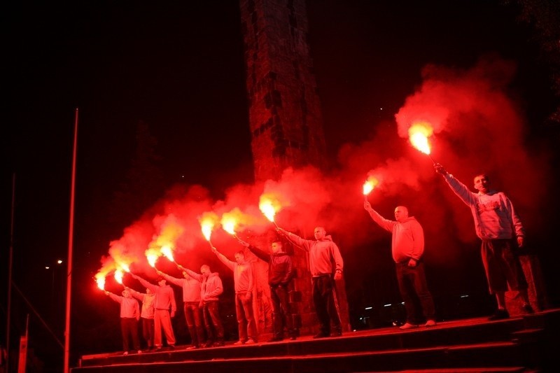 O godzinie 20.00 w czwartek, ponad 100-osobowa grupa kibiców...