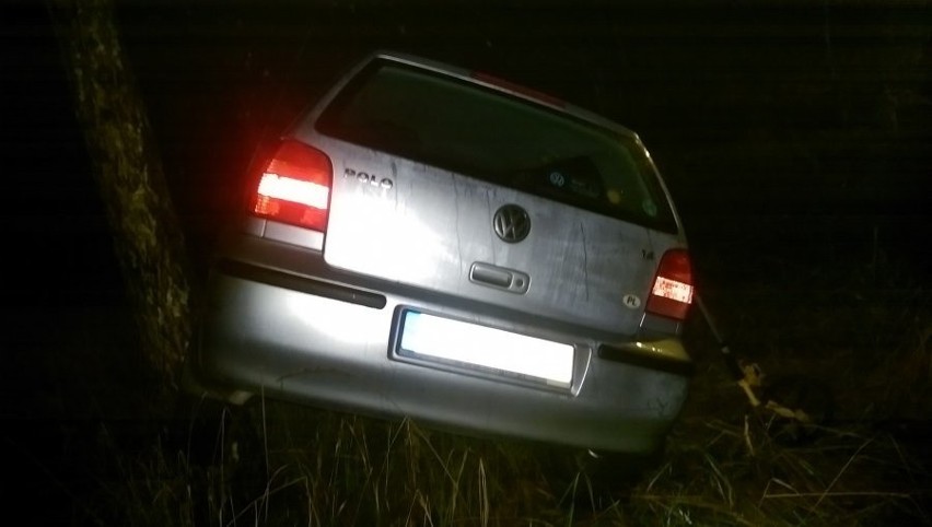 Volkswagen po zderzeniu z oplem wypadł z drogi i uderzył w...