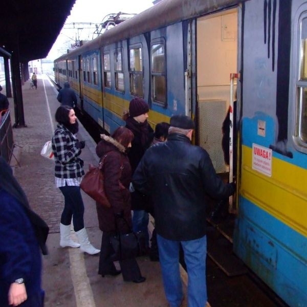 Powodem opóźnień jest fatalny stan torowiska na trasie od Gliwic do Strzelec Opolskich, gdzie pociągi muszą zwalniać do 30 km/h.