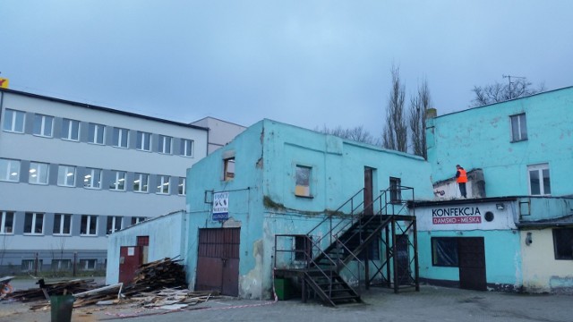Ruszyły prace rozbiórkowe na terenie byłej spółdzielni Warcisław. Na pierwszy ogień poszły obiekty od strony ulicy Parkowej, parterowe, niewykorzystane ostatnio przybudówki.