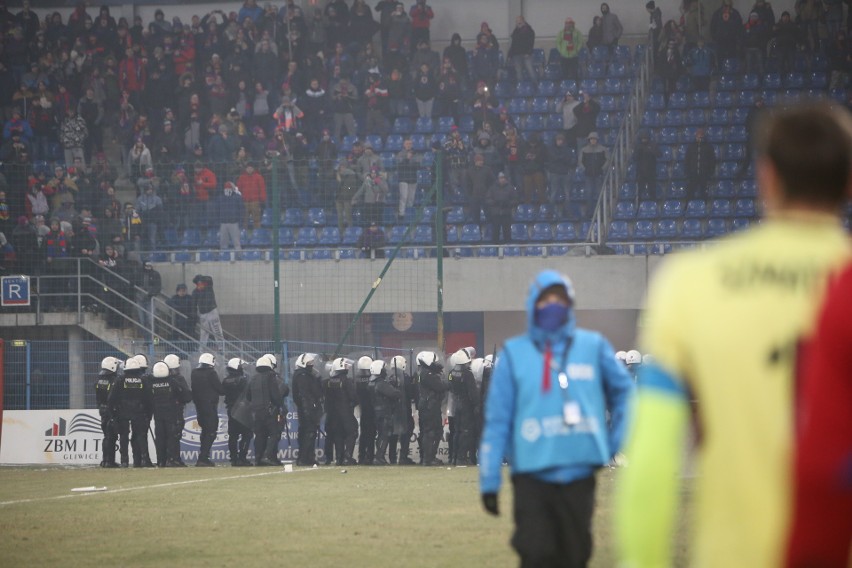 Derby Śląska przerwane, potem zakończone. Kibice Górnika...