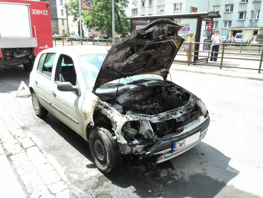 Wrocław: Auto w płomieniach na skrzyżowaniu Pomorskiej i Dubois (FILM, ZDJĘCIA)