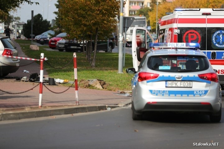 W Stalowej Woli kobieta „skosiła” volkswagenem golfem znak drogowy i sygnalizator świetlny (zdjęcia)