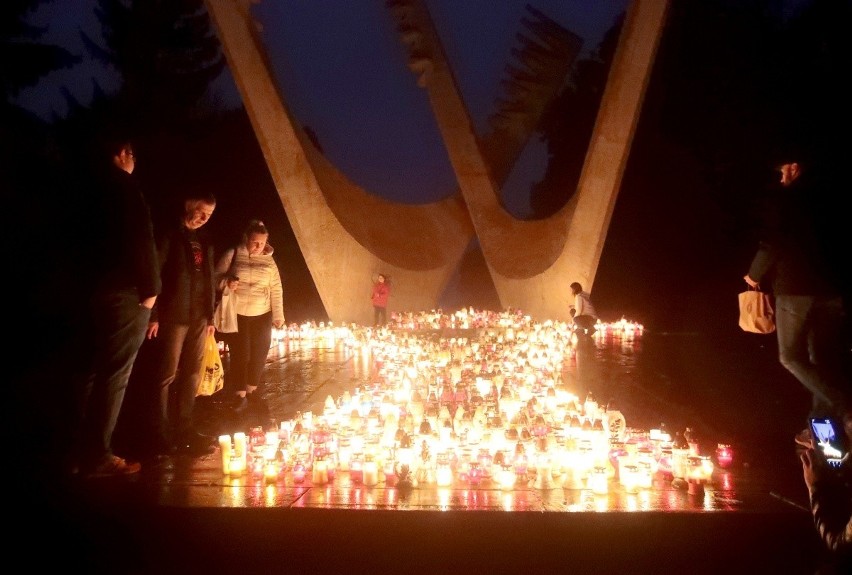 Pełen klimatu i nostalgii Cmentarz Centralny nocą