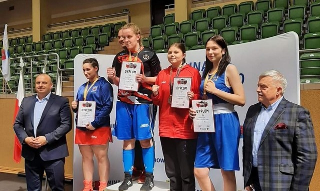 Oliwia Neć, brązowa medalistka mistrzostw Polski juniorek w boksie, to też uczennica MSMS Edukacja i sport