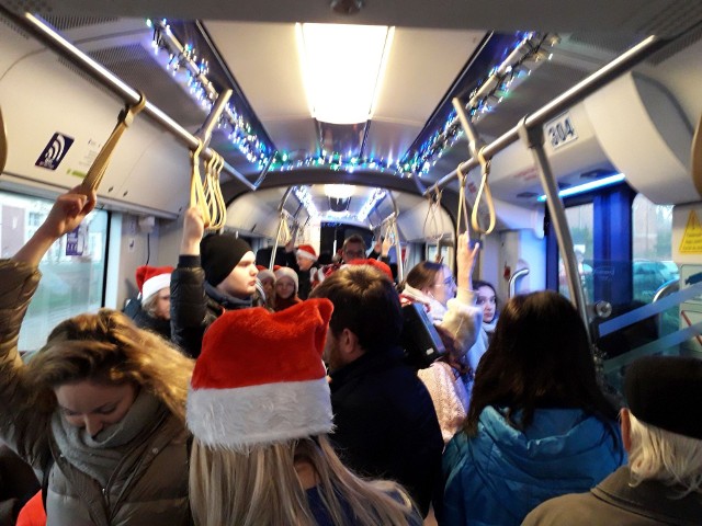 Świąteczny tramwaj wyruszył już na toruńskie tory. Zgodnie z tradycją będzie on kursował do 6 stycznia 2023 roku.