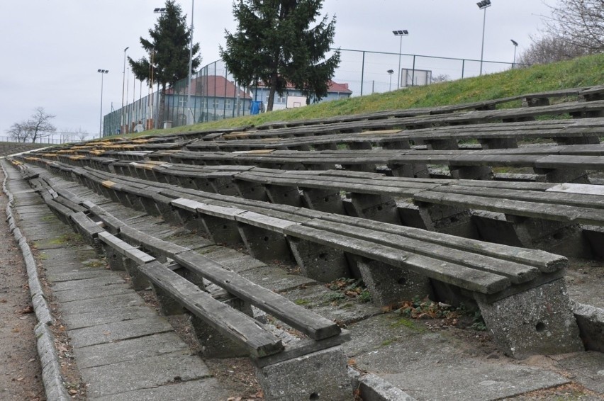 Rozpoczęła się rozbiórka starych trybun na stadionie...
