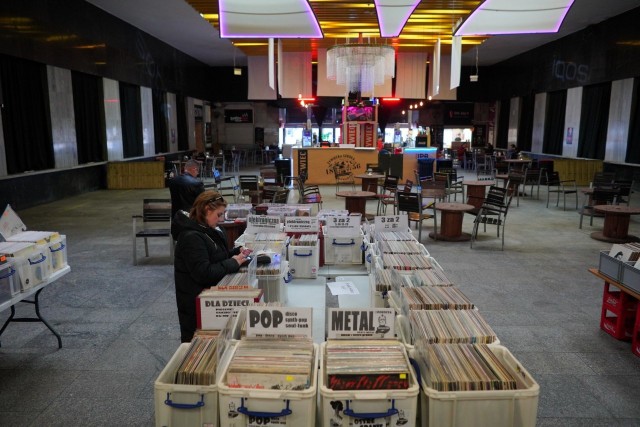 Już po raz 11. w FoodHall Poznań zorganizowano Targ Vinylowy. Zainteresowani mogli wybierać wśród 7 tysięcy płyt. Było sporo rocka, jazzu, popu, ale nie zabrakło też hip-hopu, muzyki filmowej, czy klubowej.Przejdź dalej i zobacz kolejne zdjęcia --->