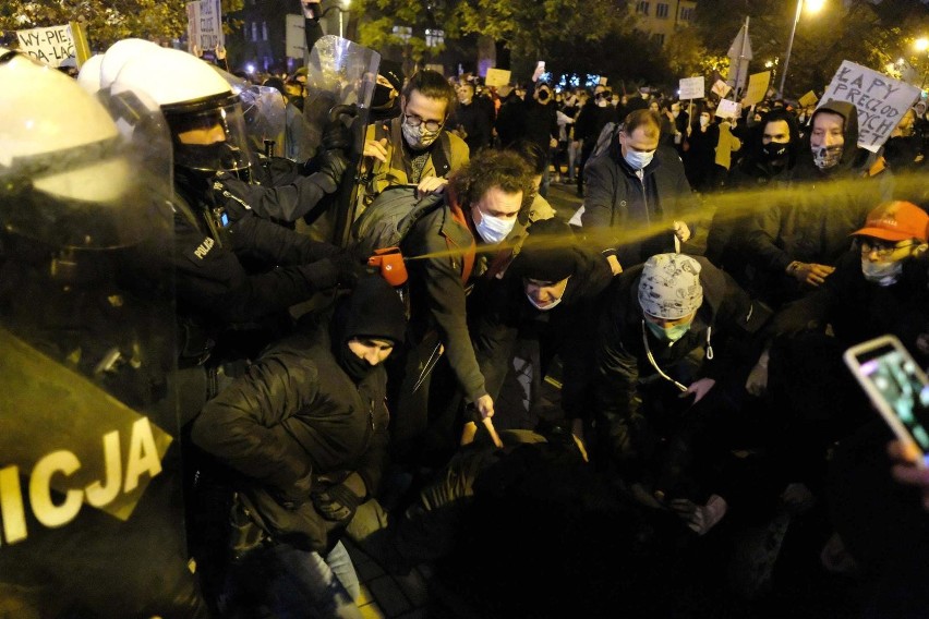 25102020 katowice protest pod katedra przeciwko ustawie...