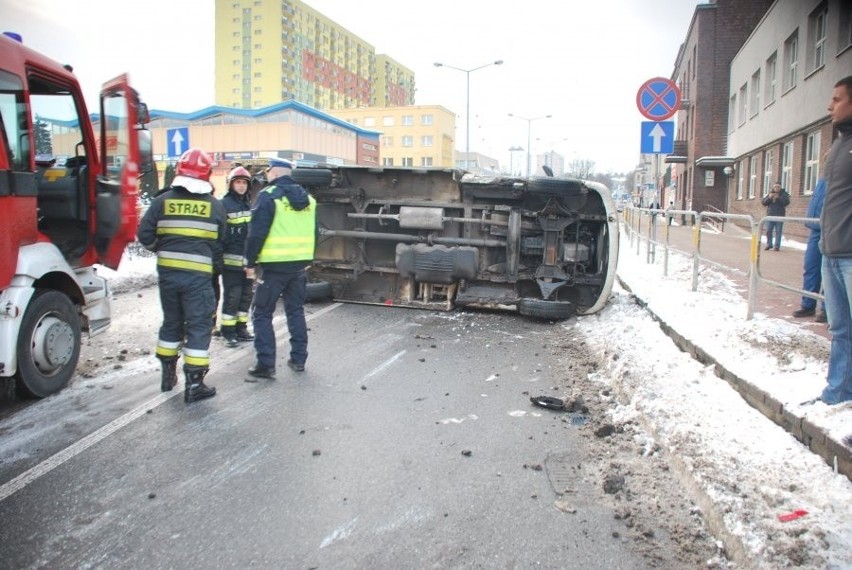 Wypadek w Dąbrowie Górniczej. Seat wjechał na rondzie w...