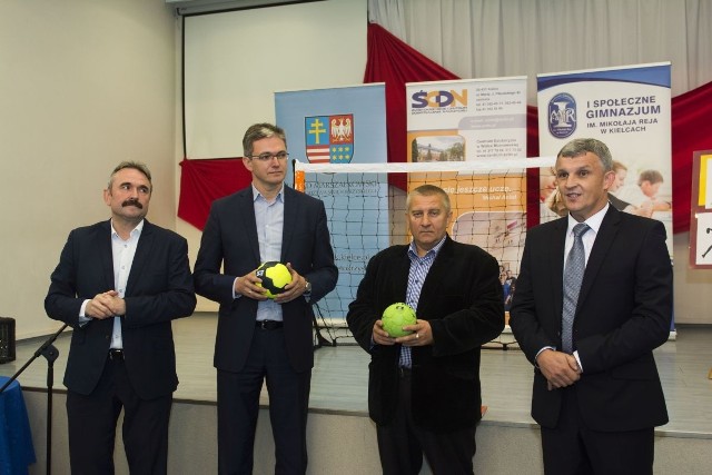 Szczegóły programu przedstawiono podczas wtorkowej konferencji prasowej. Od lewej Jacek Wołowiec, dyrektor Świętokrzyskiego Centrum Doskonalenia Nauczycieli, marszałek Adam Jarubas,  Tadeusz Dziedzic, wiceprezes Vive Tauronu Kielce oraz Ryszard Nazimek, dyrektor Zespołu Szkół Społecznych imienia Mikołaja Reja w Kielcach.