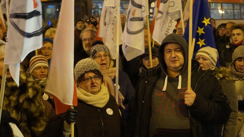 Demonstracja KOD w Częstochowie. "Demokracjo spoczywaj w...