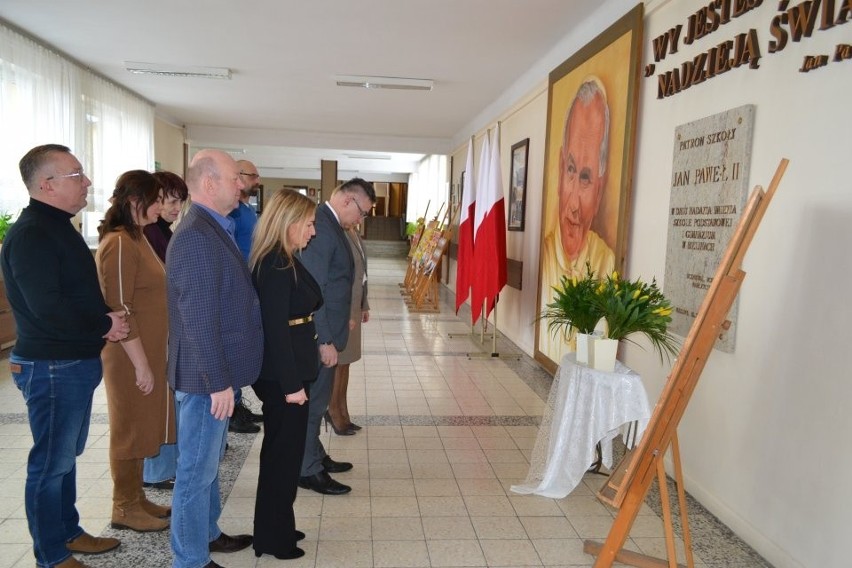W Szkole Podstawowej w Bielinach uczczono pamięć świętego Jana Pawła II - patrona szkoły. Zobacz zdjęcia