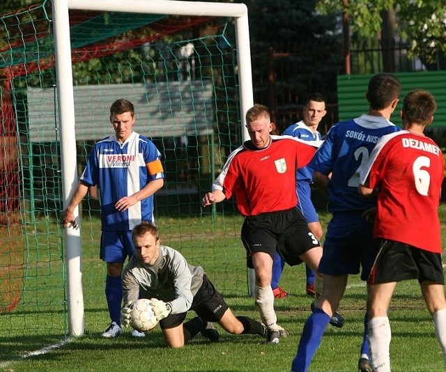 Czwartoligowi piłkarze Sokoła Nisko (z piłką Tomasz Osipa) pokonali na własnym boisku Stal Nowa Dęba 5:1.