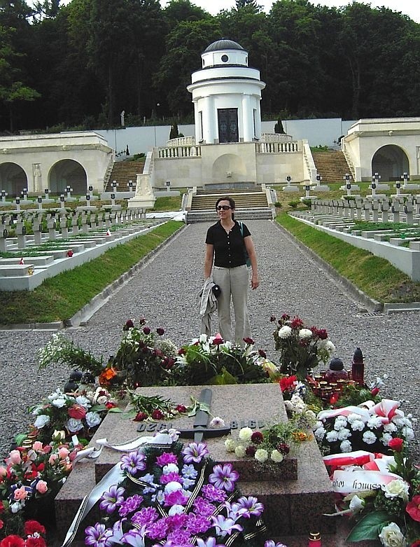 Tablicę na Cmentarzu Orląt Lwowskich stale pokrywają kwiaty.
