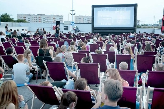 Kino pod chmurką na dachu Galerii Kaskada Sobota, 30.07, to również kolejny seans w „kinie pod chmurką” na dachu galerii Kaskada. Tym razem obejrzeć możemy film „Za jakie grzech, dobry Boże?”