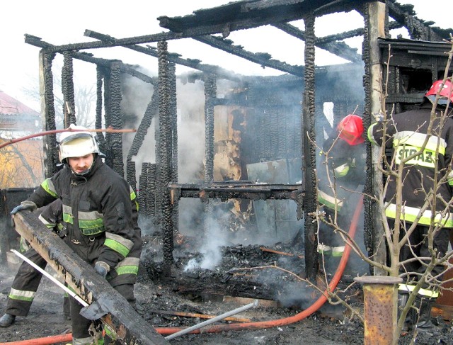 Pożar altany przy ulicy Rudackiej w Toruniu w 2005 roku [zdjęcia ilustracyjne]