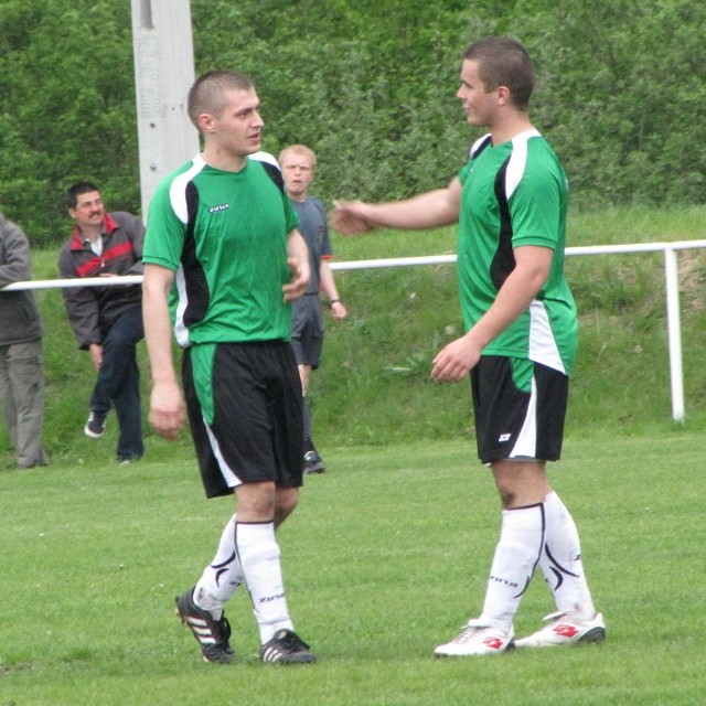 Arek Imiński (z lewej) strzelił w ostatnim meczu dwa gole, a kolejną dołożył Paweł Jakubik (z prawej).