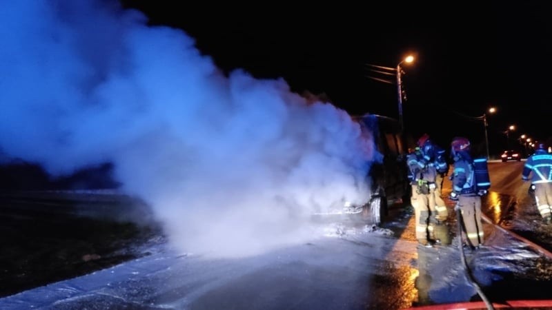 Pożar samochodu dostawczego w Rząśniku, 22.01.2020. Zdjęcia