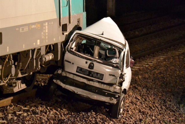 Wypadek pod Ostrowem: W Górzenku pociąg zmiażdżył auto