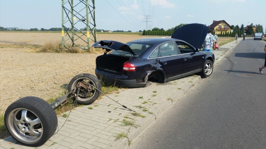 Skutki stłuczki w Lędzinach. Audi A6 straciło tylną oś