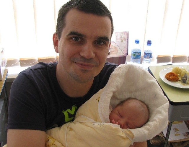 Szymon Kostrzewa to drugie dziecko Grażyny i Radosława. Syn urodził się 10 kwietnia, ważył 3870 g i mierzył 56 cm. W domu na brata czekał 3,5-letni Mikołaj
