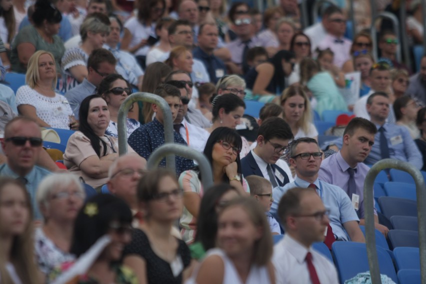 Kongres Świadków Jehowy na Stadionie Śląskim. Dzień 1. Wierni w Chorzowie przez trzy dni będą brać udział w spotkaniach ZDJĘCIA