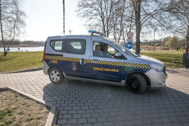 Powiatowy Inspektor Sanitarny w Łodzi wydał decyzje nakładające kary finansowe dla osób nieprzestrzegających zasad poddania się kwarantannie. Sankcjami tymi objętych zostało trzech mężczyzn, którzy w sposób rażący naruszyli obowiązujące przepisy i nie zastosowali się do wymogu pozostania w domu, bądź zaprzestania prowadzenia działalności gospodarczej zgodnie z zaleceniami służb. WIĘCEJ NA KOLEJNYM SLAJDZIE