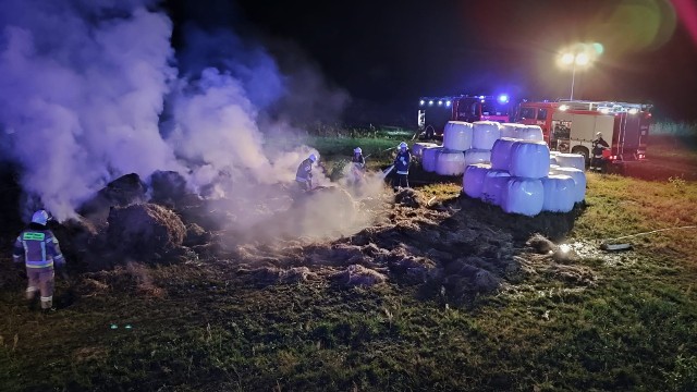Pożar balotów siana na łące w Cyganach, w nocy z 7 na 8 sierpnia 2022 roku