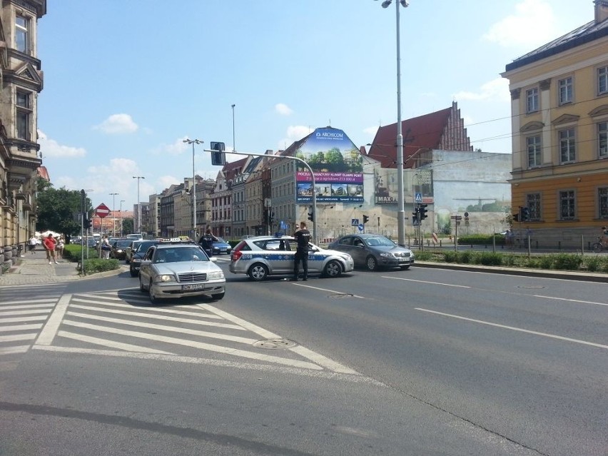 Wrocław: Radiowóz blokował środkowy pas na ul. Kazimierza Wielkiego (FOTO)