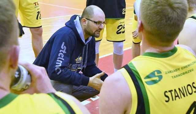 Arkadiusz Papka, trener koszykarzy Siarki otrzymał wolną rękę w poszukiwaniu nowego klubu.
