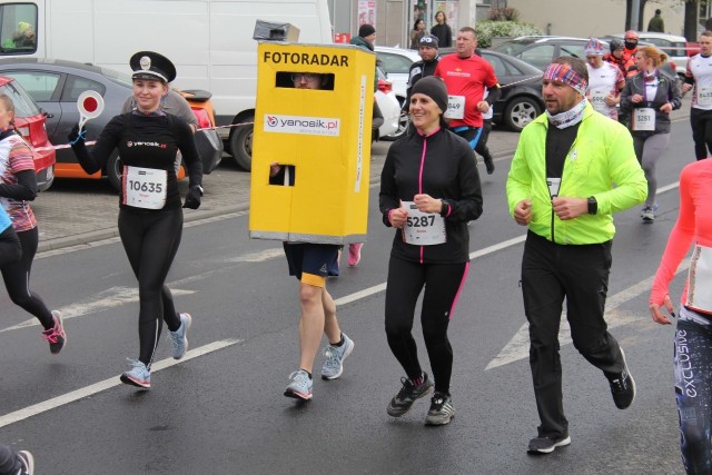 Oto druga część zdjęć biegaczy na trasie poznańskiego półmaratonu w 2019 roku. Wykonaliśmy je na pierwszym kilometrze trasy.Przejdź dalej i zobacz kolejne zdjęcia --->Część 1 galerii tutaj: POZNAŃ PÓŁMARATON 2019 - ZDJĘCIA biegaczy na 1. kilometrze [GALERIA]