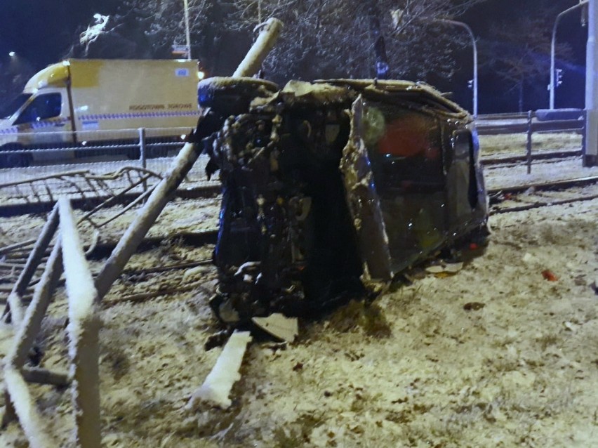 Groźny wypadek na Pilczycach. Honda "koziołkowała" i wpadła na chodnik