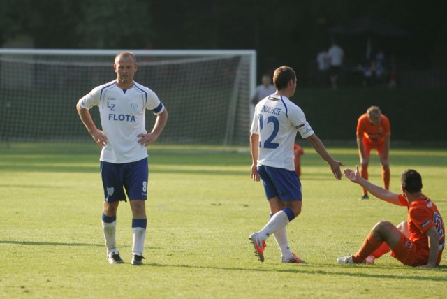 Marek Niewiada (z lewej) i Bartłomiej Niedziela (w środku) podobnie jak siedmiu innych piłkarzy, najwcześniej w przyszłym tygodniu dowiedzą się, czy zostaną we Flocie na kolejny sezon.