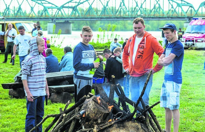 Ogniska służyły nie tylko pieczeniu kiełbasek -  wieczorem...