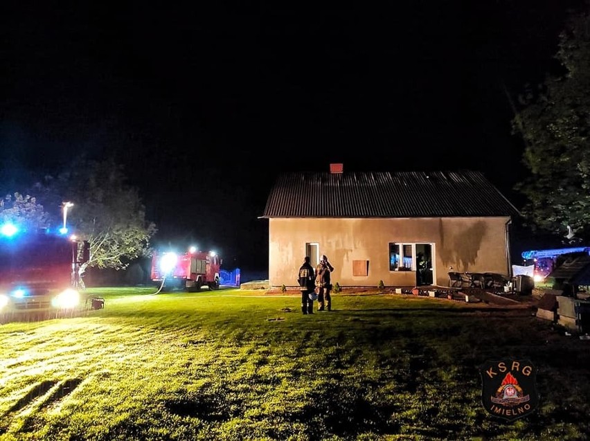 Nocny pożar w miejscowości Borszowice. Spaliło się poddasze domu. Przyczyną zaprószenie ognia? [ZDJĘCIA]