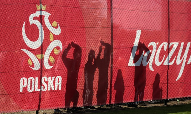 Piłkarze reprezentacji Polski trenują obecnie na zgrupowaniu w Jastarni. Nie każdemu będzie dane zobaczyć ich w akcji na żywo...