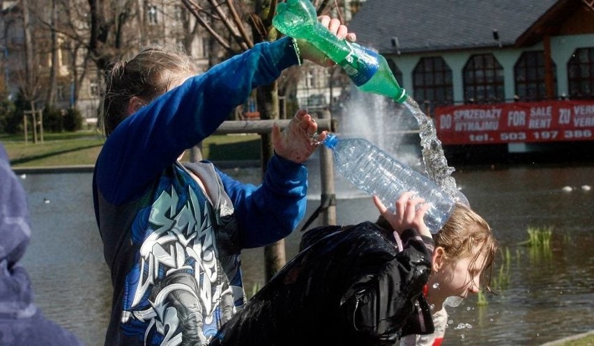 Śmigus-dyngus: Lany poniedziałek ma więcej zwolenników w mieście niż na wsi? Jak to?