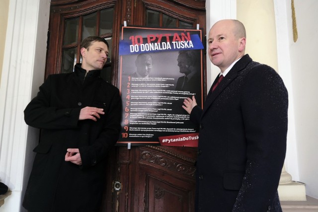 Plakat z pytaniami został powieszony na drzwiach wejściowych do poznańskiej siedziby Platformy Obywatelskiej.